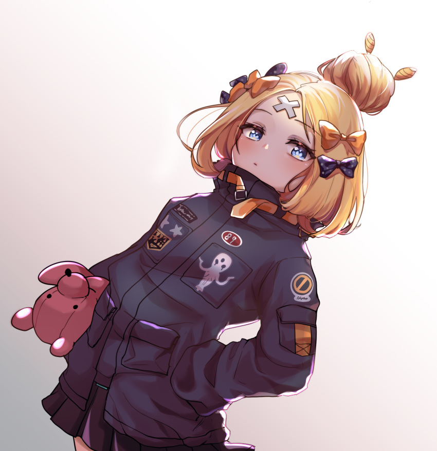 abigail_williams_(fate/grand_order) bangs black_bow black_jacket blonde_hair blue_eyes bow brown_background closed_mouth commentary_request crossed_bandaids dutch_angle echu eyebrows_visible_through_hair fate/grand_order fate_(series) gradient gradient_background hair_bow hair_bun hand_on_hip heroic_spirit_traveling_outfit highres jacket long_hair long_sleeves looking_at_viewer object_hug orange_bow parted_bangs polka_dot polka_dot_bow sleeves_past_fingers sleeves_past_wrists solo star stuffed_animal stuffed_toy teddy_bear white_background