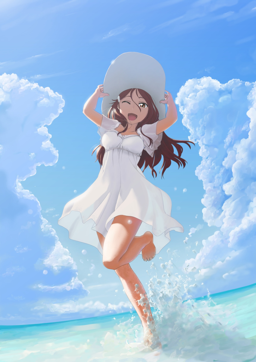 arms_up bangs barefoot cloud day dress hair_ornament hairclip hands_on_headwear hat highres long_hair looking_at_viewer love_live! love_live!_sunshine!! ocean one_eye_closed open_mouth red_hair sakurauchi_riko sky smile solo splashing standing standing_on_one_leg une water white_dress white_hat yellow_eyes