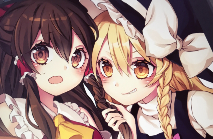 ascot bangs bare_shoulders black_hat black_vest blonde_hair blush bow braid brown_eyes brown_hair commentary_request eyebrows_visible_through_hair frilled_shirt_collar frills grin hair_between_eyes hair_bow hair_tubes hakurei_reimu hat hat_bow highres holding holding_another's_hair kirisame_marisa kyouda_suzuka long_hair looking_at_viewer multiple_girls open_mouth puffy_short_sleeves puffy_sleeves purple_bow red_bow shirt short_sleeves sidelocks simple_background single_braid smile touhou upper_body vest white_background white_bow white_shirt witch_hat yellow_eyes yellow_neckwear