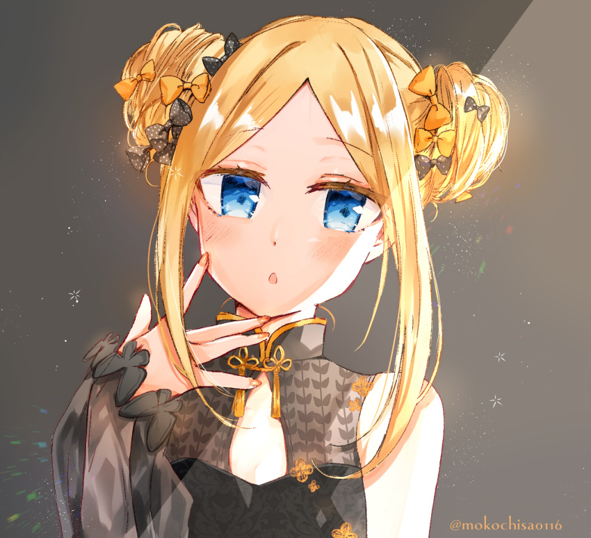 :o abigail_williams_(fate/grand_order) bangs bare_shoulders black_bow black_dress blonde_hair blue_eyes blush bow bug butterfly commentary_request detached_sleeves double_bun dress emerald_float eyebrows_visible_through_hair fate/grand_order fate_(series) fingernails forehead grey_background hair_bow highres insect long_hair looking_at_viewer moko_(3886397) orange_bow parted_bangs parted_lips polka_dot polka_dot_bow see-through_sleeves side_bun sidelocks sleeveless sleeveless_dress solo twitter_username