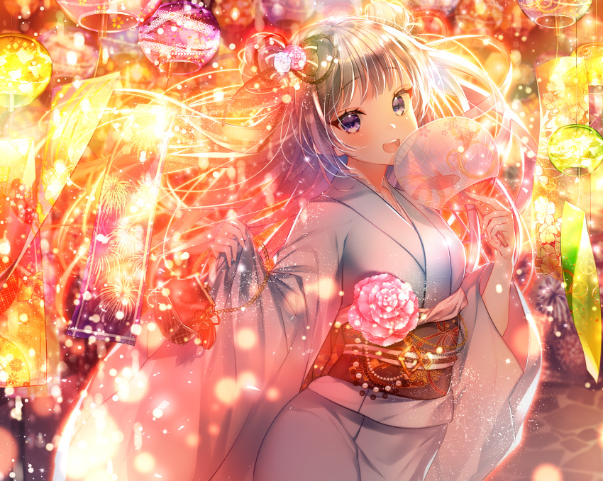:d blue_eyes blurry bokeh bow depth_of_field double_bun fan flower hair_bow highres itofuya japanese_clothes kimono leti_(teria_saga) long_hair looking_at_viewer open_mouth outdoors paper_fan pink_flower sash silver_hair smile solo standing teria_saga uchiwa wind_chime