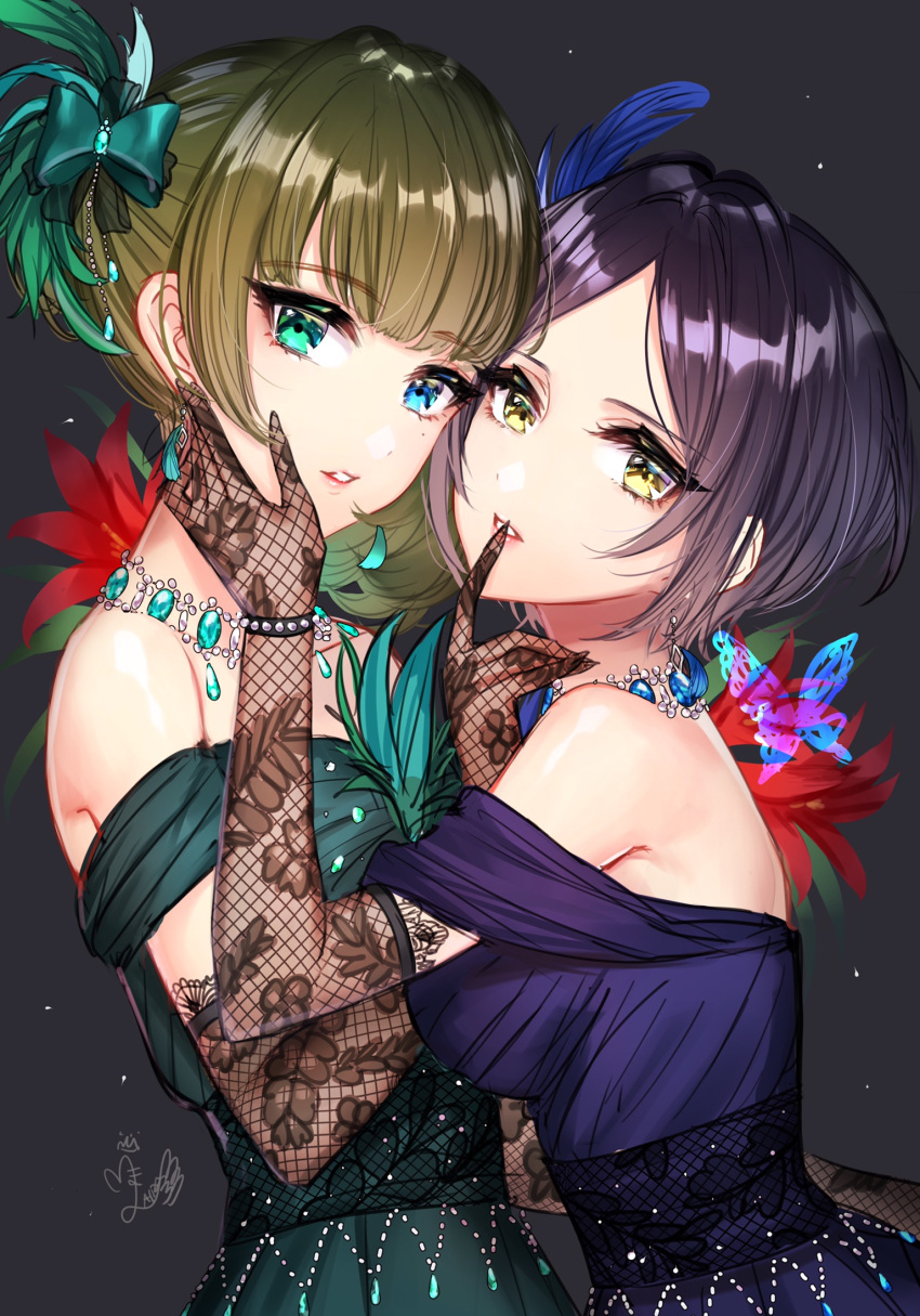 bangs bare_shoulders black_hair blue_dress blue_eyes blush body_blush bow bracelet breasts brown_hair cleavage collarbone commentary_request dress earrings elbow_gloves emerald eyelashes feathers flower gloves green_bow green_dress green_eyes hair_bow hair_ornament hayami_kanade heterochromia highres idolmaster idolmaster_cinderella_girls idolmaster_cinderella_girls_starlight_stage ilo jewelry looking_at_viewer medium_breasts mole mole_under_eye multiple_girls mysterious_eyes_(idolmaster) necklace open_mouth parted_bangs parted_lips pearl_bracelet pretty_liar_(idolmaster) purple_background sapphire_(stone) short_hair simple_background swept_bangs takagaki_kaede tied_hair yellow_eyes