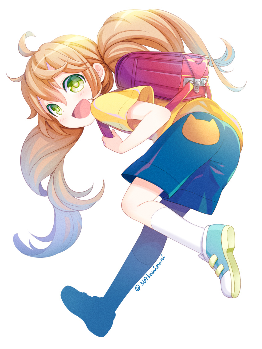 :d ahoge amaama_to_inazuma ass backpack bag blonde_hair blush commentary_request from_behind full_body green_eyes highres inuzuka_tsumugi long_hair open_mouth rai_miruku randoseru shoes shorts simple_background smile sneakers solo twintails twitter_username white_background