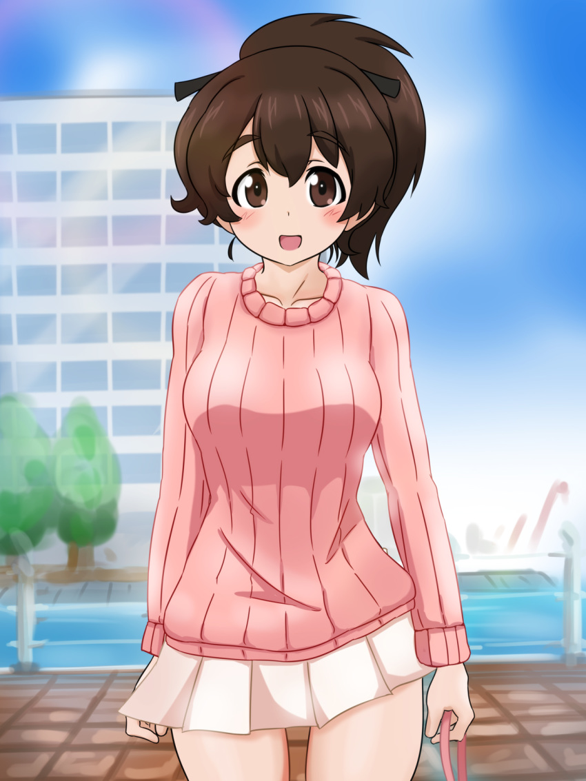:d bangs black_ribbon blue_sky blurry blurry_background blush brown_eyes brown_hair casual cowboy_shot day depth_of_field eyebrows_visible_through_hair fechisupi girls_und_panzer hair_ribbon highres holding koyama_yuzu long_sleeves looking_at_viewer miniskirt open_mouth outdoors pink_sweater pleated_skirt ribbed_sweater ribbon short_hair short_ponytail skirt sky smile solo standing sweater white_skirt