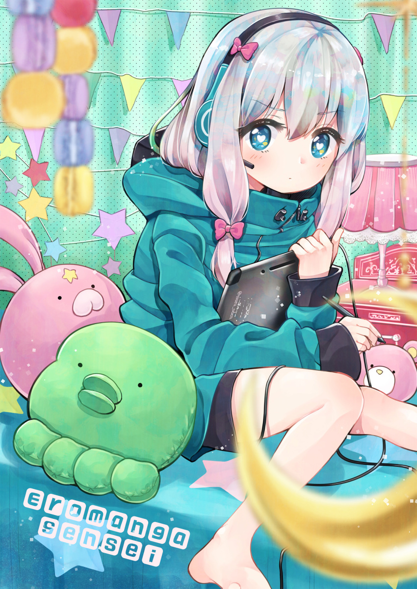 absurdres barefoot black_hairband blue_eyes blue_hair blue_sweater bow commentary_request copyright_name eromanga_sensei hair_bow hairband headphones heart heart-shaped_pupils highres holding holding_stylus indoors izumi_sagiri multicolored_hair pink_bow pink_hair rainys_bill sitting solo star sweater symbol-shaped_pupils two-tone_hair