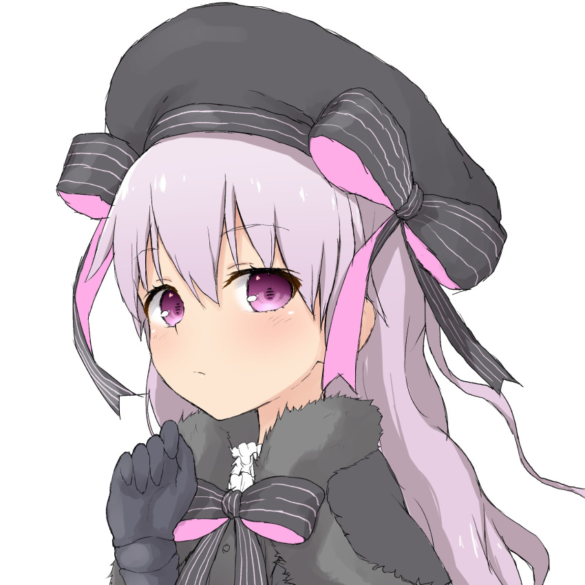 bangs beret black_bow black_capelet black_gloves black_hat blush bow capelet closed_mouth eyebrows_visible_through_hair fate/extra fate_(series) fur-trimmed_capelet fur_trim gloves hair_between_eyes hand_up hat hat_bow highres long_hair nursery_rhyme_(fate/extra) purple_eyes purple_hair simple_background solo striped striped_bow upper_body white_background yakihebi