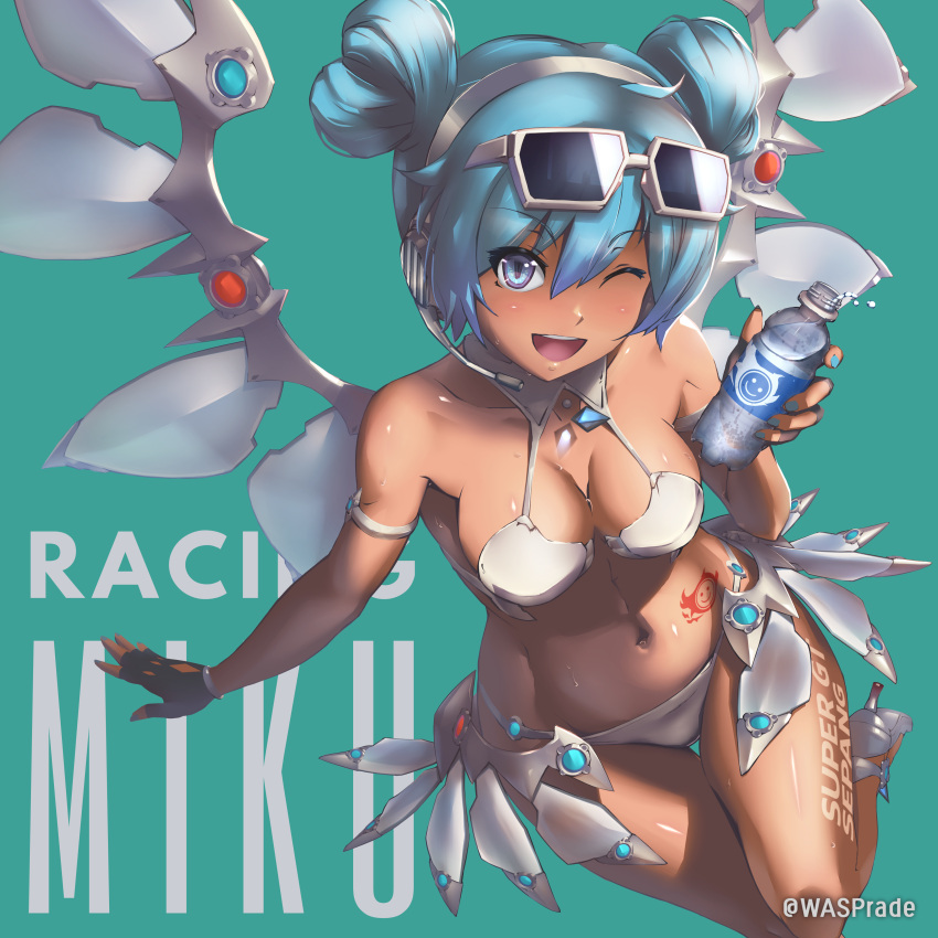 1girl absurdres aqua_eyes aqua_hair bikini black_gloves body_writing double_bun eyewear_on_head fingerless_gloves full_body gloves hair_bun hatsune_miku headset heart_hair_bun highres looking_at_viewer mechanical_wings nail_polish navel open_mouth placard race_queen racing_miku racing_miku_(2013) racing_miku_(2013_sepang_ver.) sharp_sign sign smile solo stomach sun_tattoo sunglasses swimsuit tan tanlines transparent vocaloid wasprade white_bikini wings