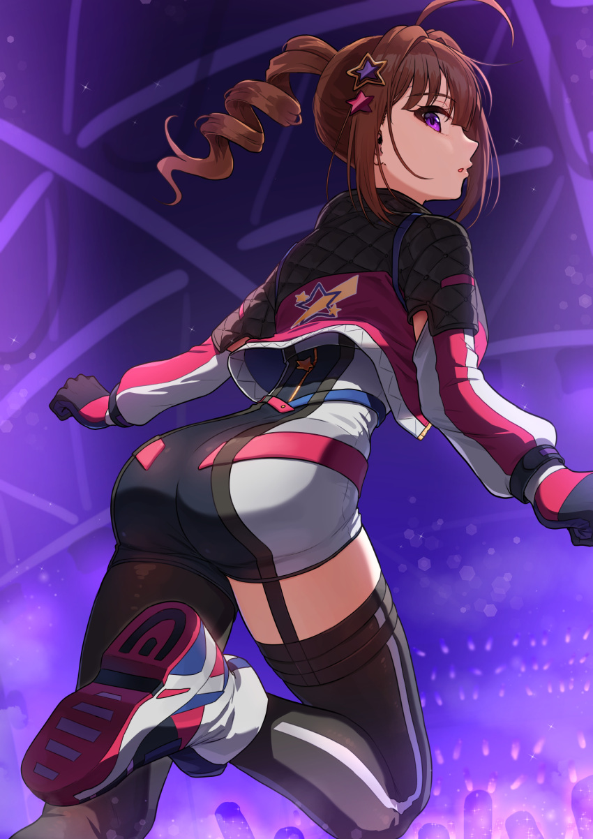 1girl ahoge ass asymmetrical_legwear audience black_thighhighs brown_hair concert crowd drill_hair drill_ponytail garter_straps gloves glowstick hair_ornament highres idol idol_clothes idolmaster idolmaster_million_live! idolmaster_million_live!_theater_days kamille_(vcx68) leg_up long_hair long_sleeves looking_at_viewer looking_back mismatched_legwear open_mouth penlight_(glowstick) purple_eyes shoes side_drill side_ponytail sidelocks single_thighhigh skindentation smile solo stage standing standing_on_one_leg star_(symbol) star_hair_ornament star_print thigh_strap thighhighs thighs uneven_legwear upper_body yokoyama_nao