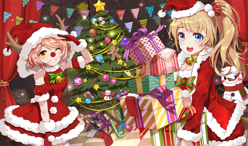 bell bell_choker blonde_hair blue_eyes blush brown_eyes brown_hair candy candy_cane choker christmas christmas_lights christmas_ornaments christmas_stocking christmas_tree detached_sleeves food gift gingerbread_man hat highres holding holding_gift indoors long_hair long_sleeves looking_at_viewer moe_(450367098) multiple_girls one_eye_closed open_mouth original parted_lips ponytail red_hat red_scarf santa_costume santa_hat scarf short_hair smile snowman teeth