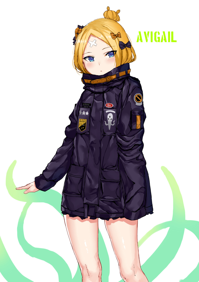 :&lt; abigail_williams_(fate/grand_order) absurdres bangs black_bow black_jacket blonde_hair blue_eyes bow character_name closed_mouth commentary_request crossed_bandaids fate/grand_order fate_(series) hair_bow hair_bun head_tilt heroic_spirit_traveling_outfit highres jacket key long_hair long_sleeves looking_at_viewer orange_bow parted_bangs polka_dot polka_dot_bow sleeves_past_fingers sleeves_past_wrists solo standing star teruru_(pixiv_6148103) white_background
