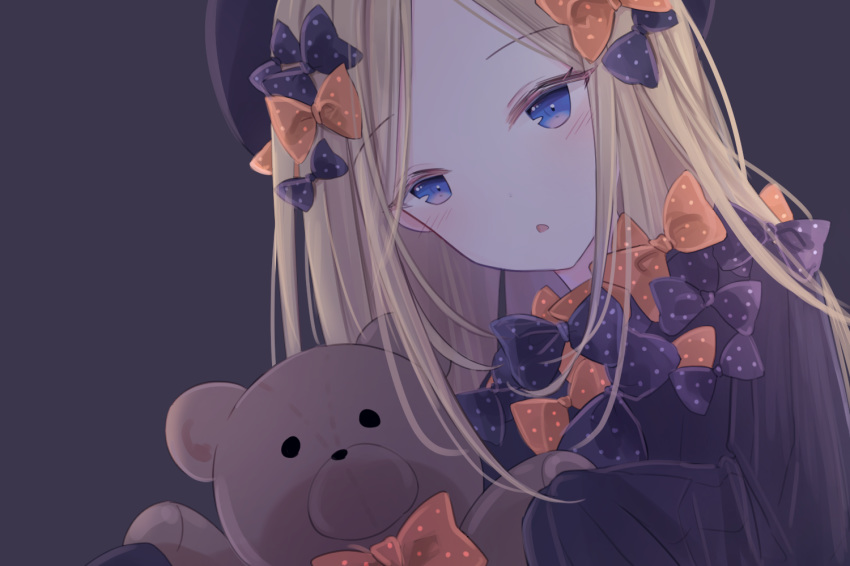 abigail_williams_(fate/grand_order) bangs black_bow black_dress black_hat blonde_hair blue_eyes blush bow commentary_request dress eyebrows_visible_through_hair fate/grand_order fate_(series) forehead grey_background hair_bow hat head_tilt holding holding_stuffed_animal lelsi long_hair long_sleeves looking_at_viewer orange_bow parted_bangs parted_lips polka_dot polka_dot_bow simple_background sleeves_past_fingers sleeves_past_wrists solo stuffed_animal stuffed_toy teddy_bear upper_body very_long_hair