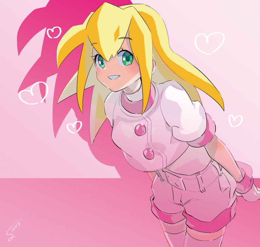 1girl alternate_color belt blonde_hair blush breasts buttons eyebrows_visible_through_hair female gloves green_eyes grin hair_between_eyes heart highres leaning_forward long_hair medium_breasts pink_background rockman rockman_dash roll_caskett shadow shorts sidelocks signature simple_background smile solo sumomo thighhighs white_shorts zettai_ryouiki