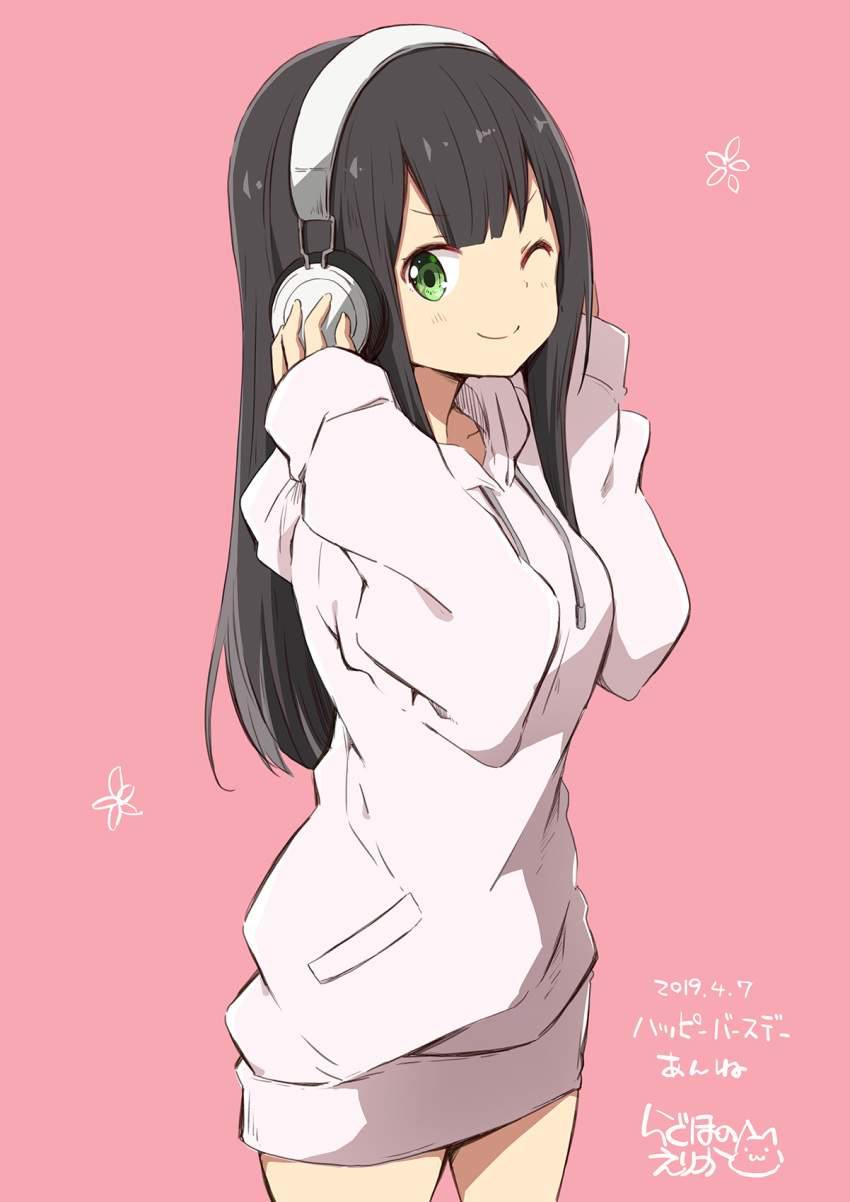 1girl ;) bangs black_hair blush chijou_noko chikanoko closed_mouth commentary_request dated eyebrows_visible_through_hair green_eyes hands_on_headphones hands_up headphones highres hood hood_down hoodie long_hair long_sleeves looking_at_viewer one_eye_closed pink_background ragho_no_erika simple_background sleeves_past_wrists smile solo translation_request v-shaped_eyebrows very_long_hair white_hoodie