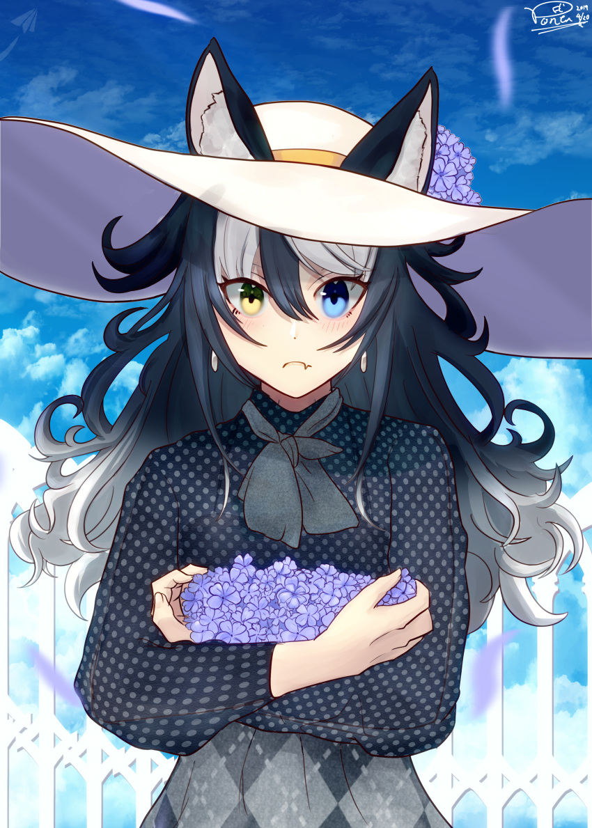 1girl :&lt; absurdres animal_ear_fluff animal_ears black_hair blue_eyes blue_sky earrings ears_through_headwear fang flower grey_wolf_(kemono_friends) hat hat_flower heterochromia highres jewelry kemono_friends looking_at_viewer multicolored_hair outdoors ponta_(matsuokazieg) skin_fang sky solo sun_hat two-tone_hair white_hair wolf_ears wolf_girl yellow_eyes