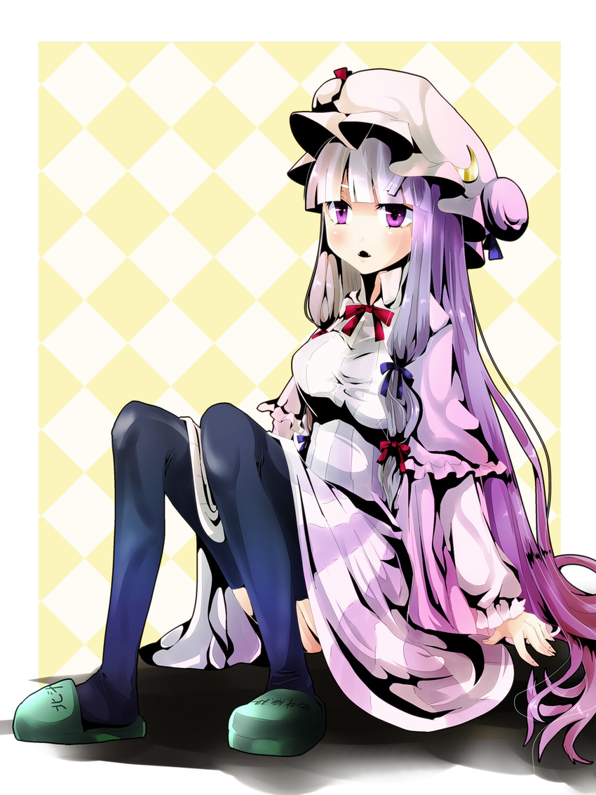 bad_id bad_pixiv_id black_legwear checkered hat highres long_hair patchouli_knowledge purple_eyes purple_hair slippers solo thighhighs touhou yamineko