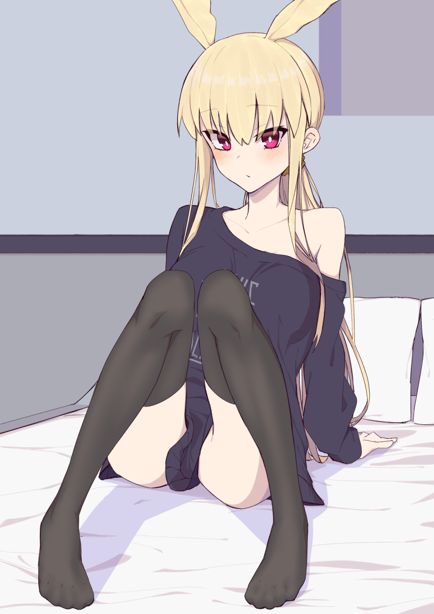 1girl bangs bare_shoulders black_shirt black_skirt blonde_hair blush breasts commentary_request elfenlied22 eyebrows_visible_through_hair fate/grand_order fate_(series) head_wings highres long_hair looking_at_viewer on_bed pillow red_eyes shirt sitting skirt smile solo thrud_(fate/grand_order) valkyrie_(fate/grand_order)