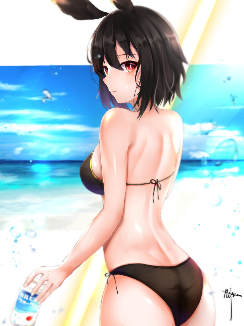 4min absurdres bare_shoulders bikini black_bikini black_hair breasts commentary_request eyebrows_visible_through_hair fate/grand_order fate_(series) from_behind head_wings highres holding large_breasts looking_at_viewer ocean ortlinde_(fate/grand_order) outdoors red_eyes short_hair signature solo swimsuit valkyrie_(fate/grand_order)