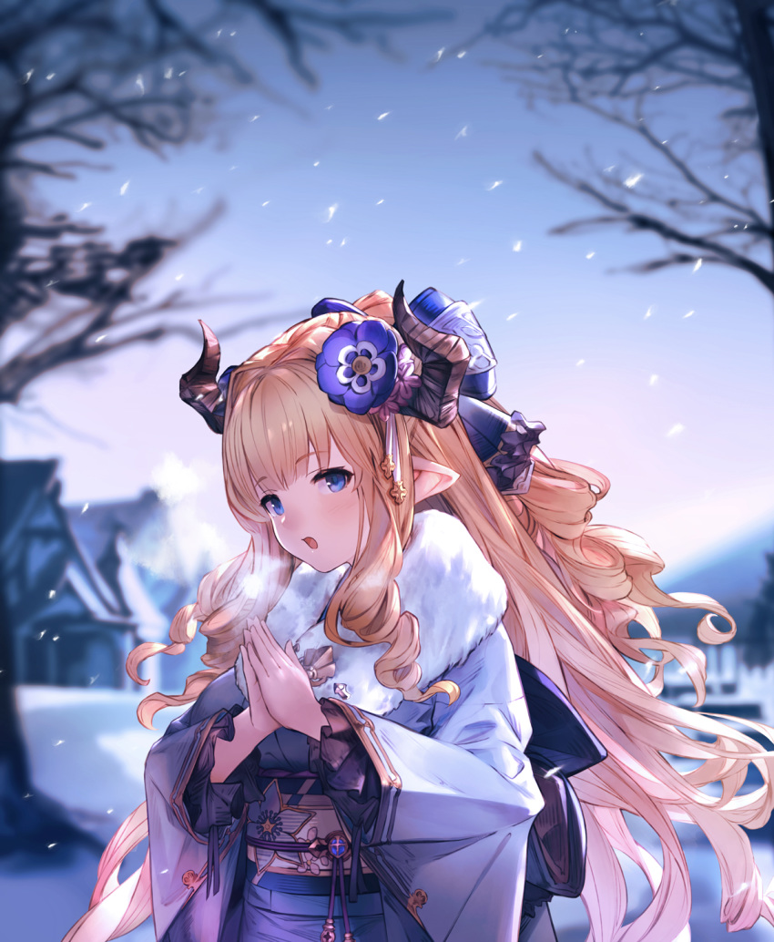 1girl bangs bare_tree blonde_hair blue_eyes blue_kimono blurry blurry_background breath building commentary_request curled_horns depth_of_field draph eyebrows_visible_through_hair flower fur_collar granblue_fantasy hair_flower hair_ornament hands_together hands_up highres horns japanese_clothes kimono long_hair long_sleeves obi own_hands_together parted_lips pointy_ears purple_flower rastina sash solo supertie tree upper_body very_long_hair wide_sleeves