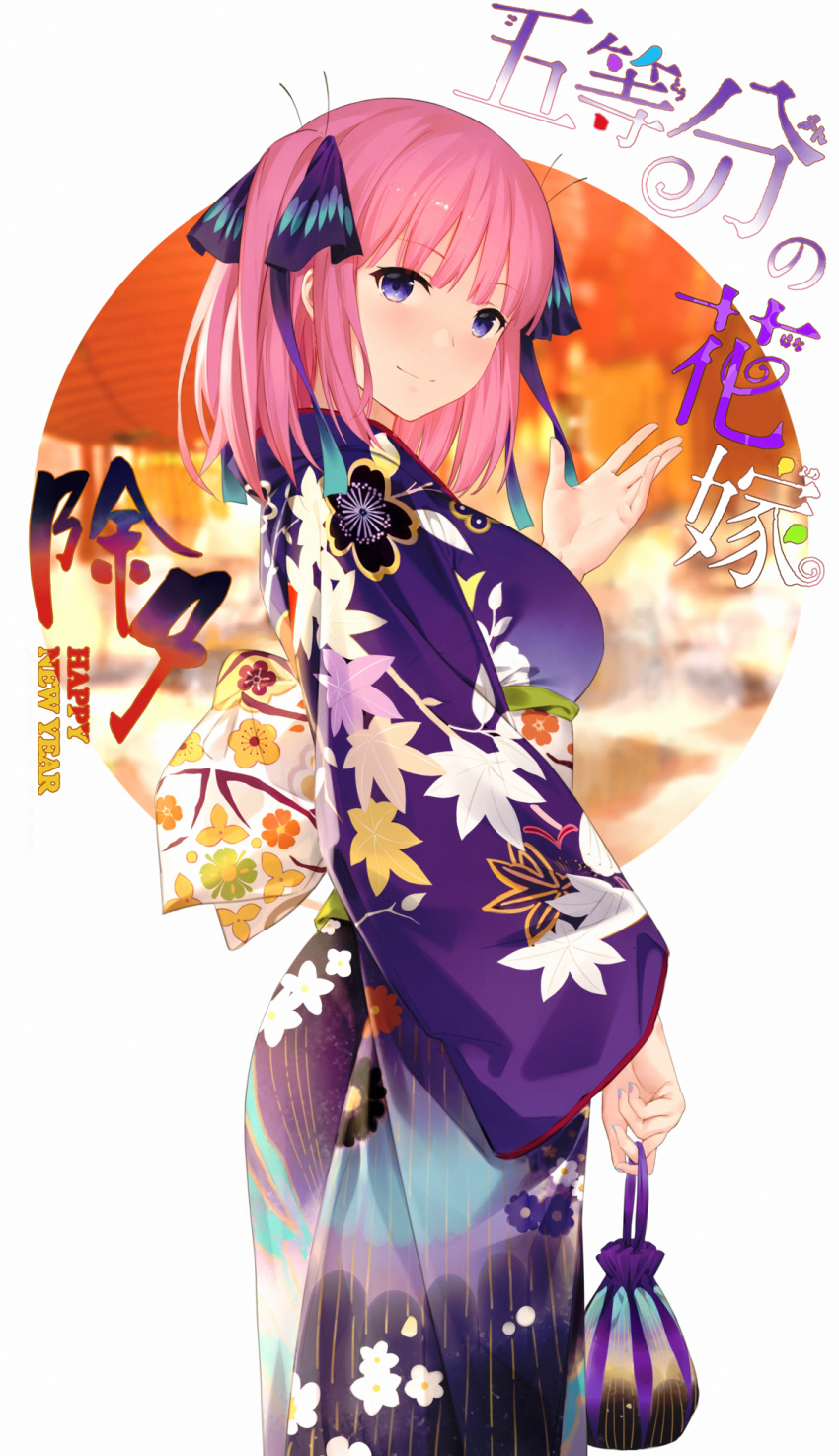 1girl back_bow bag bangs blurry blurry_background blush bow breasts butterfly_hair_ornament chinese_commentary chinese_new_year closed_mouth commentary_request eyebrows_visible_through_hair from_side go-toubun_no_hanayome hair_ornament happy_new_year highres holding holding_bag japanese_clothes kimono leaf_print looking_back looking_to_the_side medium_breasts nakano_nino new_year obi pink_hair print_kimono purple_eyes purple_kimono sash short_hair smile solo standing translation_request two_side_up waving white_bow yijian_ma