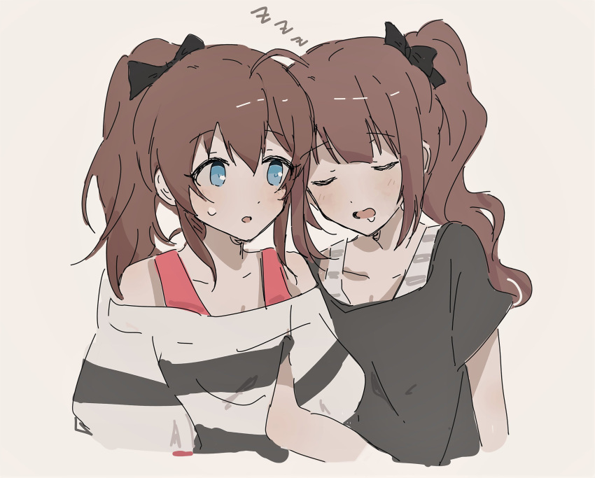 2girls ahoge bare_shoulders black_bow black_shirt blue_eyes blush bow breasts brown_hair cleavage closed_eyes collarbone commentary drooling grey_background hair_bow highres idolmaster idolmaster_million_live! long_hair looking_at_another multiple_girls off-shoulder_shirt off_shoulder open_mouth pann_(1202zzzx00) pink_tank_top ponytail satake_minako shirt short_sleeves sidelocks simple_background sleeping sweatdrop tank_top white_tank_top yokoyama_nao zzz