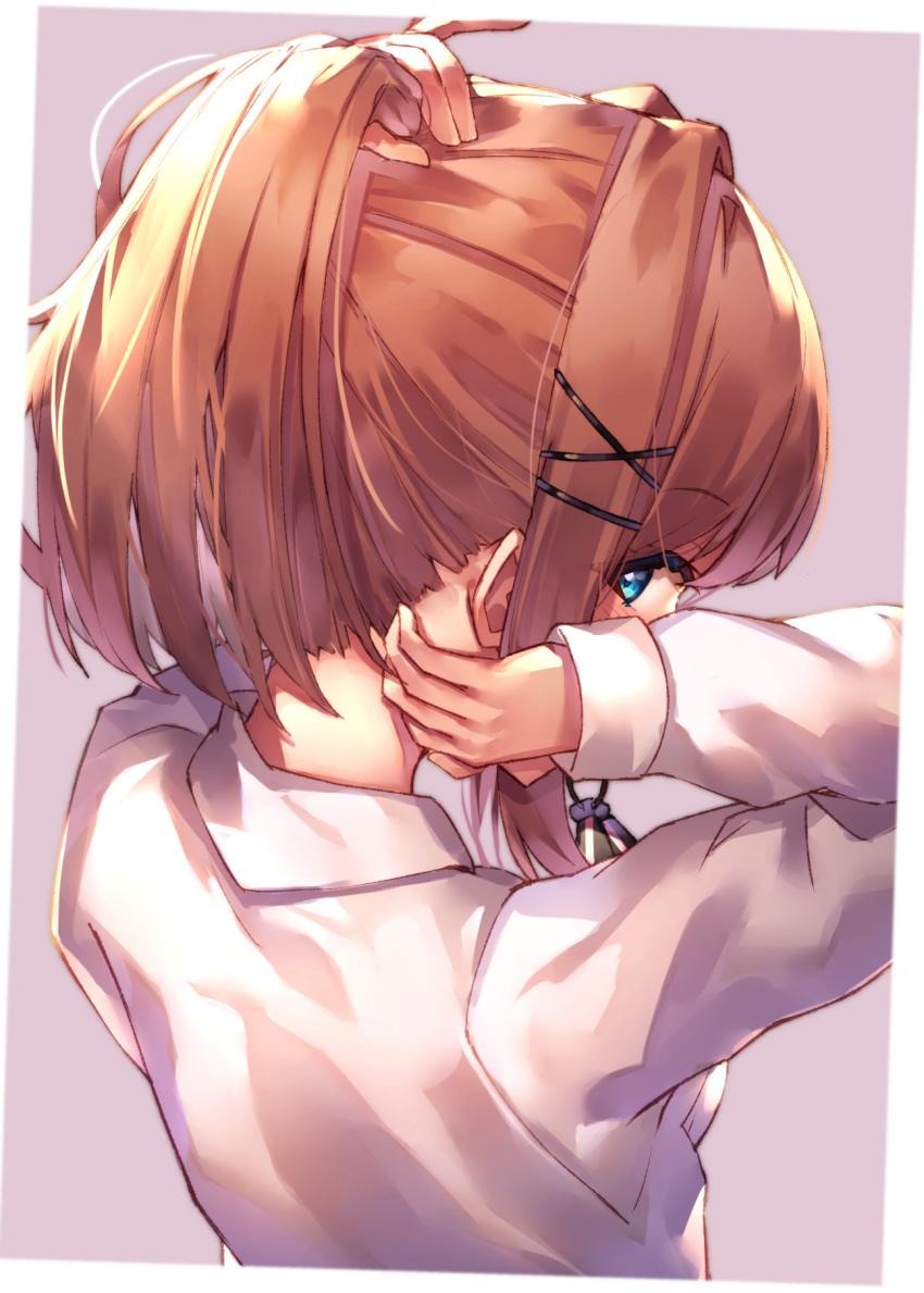 1girl arm_up bangs blue_eyes blush brown_hair eyebrows_visible_through_hair from_behind grey_background hair_ornament hairclip hand_up highres long_sleeves looking_at_viewer looking_back nijisanji profile shirt sidelocks simple_background sleeves_past_wrists solo suzuhara_lulu tying_hair upper_body virtual_youtuber white_shirt x_hair_ornament yuuki_nao_(pixiv10696483)