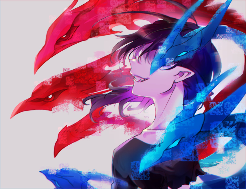 1girl asymmetrical_wings black_hair black_shirt blank_eyes blue_wings chamaruku collarbone dragon fang floating_hair from_side grin houjuu_nue long_hair pointy_ears red_wings shaded_face shirt short_sleeves smile solo teeth touhou upper_body wings