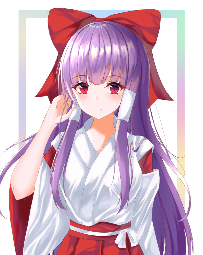 1girl arm_at_side arm_up bangs commentary_request detached_sleeves expressionless eyebrows_visible_through_hair furisode gradient gradient_background hair_ribbon hair_tubes hakama_skirt hakurei_reimu hakurei_reimu_(pc-98) hand_in_hair highres japanese_clothes kimono kure:kuroha light_blush long_hair long_sleeves looking_at_viewer purple_hair red_eyes ribbon shiny shiny_hair sidelocks solo standing touhou touhou_(pc-98) upper_body very_long_hair white_background