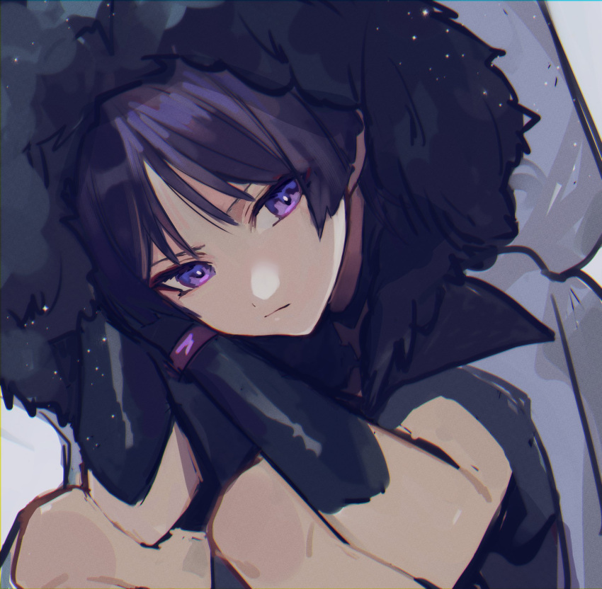 1boy closed_mouth coat fur-trimmed_coat fur_trim genshin_impact grey_background grey_coat hair_between_eyes highres hood hood_up hooded_coat japanese_clothes male_focus purple_eyes purple_hair scaramouche_(genshin_impact) simple_background sitting solo toteka1813