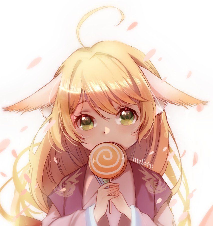 1girl animal_ears barefoot blonde_hair candy ears_down food fox_ears green_eyes holding holding_candy holding_food huyao_xiao_hongniang looking_at_viewer shirt tingqu tushan_susu