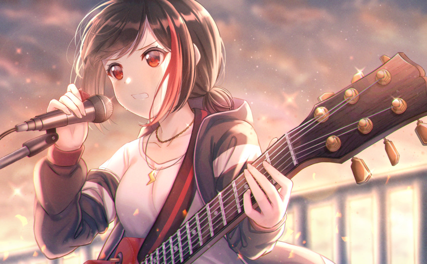 1girl bang_dream! bangs black_hair black_jacket blurry blurry_background blush bob_cut breasts clenched_teeth cloud cloudy_sky collarbone commentary electric_guitar glint gohan_(lupina1023) gradient_sky guitar highres holding holding_instrument holding_microphone holding_plectrum hood hood_down hooded_jacket instrument jacket jewelry lens_flare light_particles lightning_bolt_necklace long_sleeves looking_to_the_side medium_breasts microphone microphone_stand mitake_ran multicolored_hair necklace off-shoulder_jacket open_clothes open_jacket orange_sky plectrum railing red_eyes red_hair shirt short_hair sidelocks sky solo standing streaked_hair sweat t-shirt teeth tied_hair twilight upper_body white_shirt