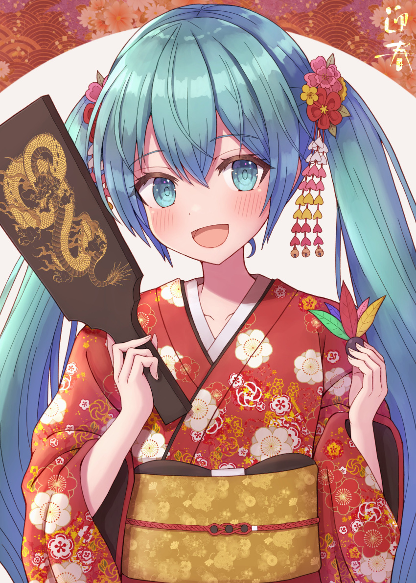 1girl :d absurdres blue_eyes blue_hair blush dot_nose dragon_print floral_print flower hagoita hair_between_eyes hair_flower hair_ornament hane_(hanetsuki) hatsune_miku highres holding holding_paddle japanese_clothes kanzashi kimono long_hair long_sleeves looking_at_viewer meemen obi open_mouth paddle pink_flower print_kimono red_flower red_kimono sash seigaiha sidelocks smile solo twintails upper_body very_long_hair vocaloid white_background wide_sleeves