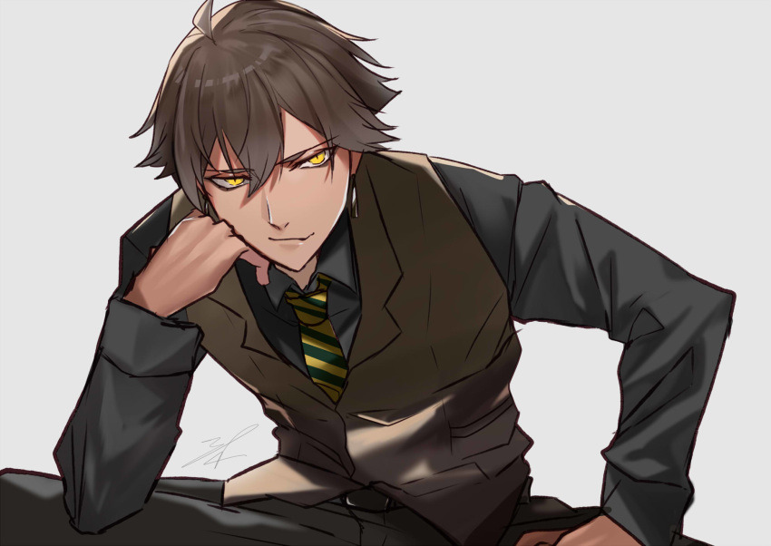 1boy ahoge alternate_costume belt black_neckwear black_pants black_shirt brown_hair business_suit collared_shirt dark_skin dark_skinned_male eyebrows eyebrows_visible_through_hair fate/grand_order fate/prototype fate/prototype:_fragments_of_blue_and_silver fate_(series) formal grey_background highres long_sleeves looking_at_viewer male_focus necktie neckwear ozymandias_(fate) pants shirt signature simple_background sitting smirk solo suit tarao_(13raven) yellow_eyes