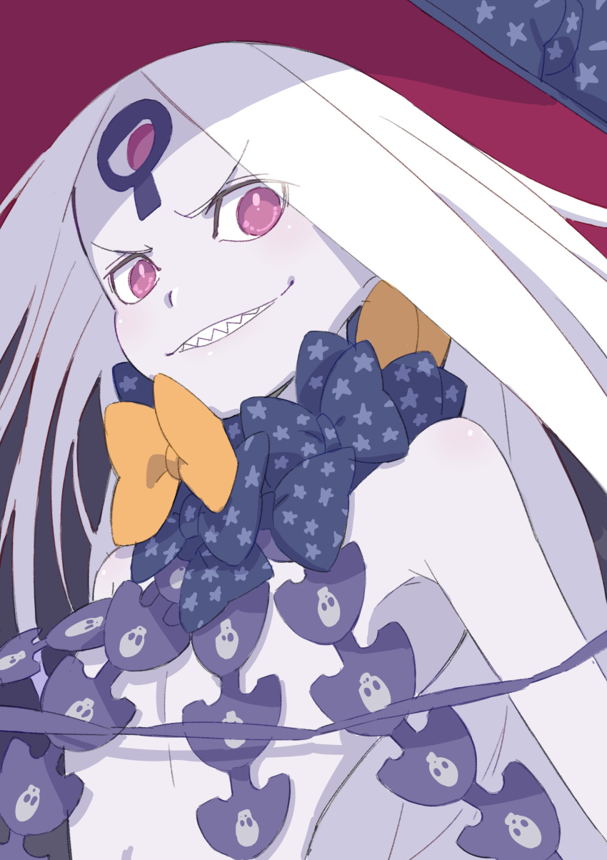 1girl abigail_williams_(fate/grand_order) absurdres bangs black_bow bow donguri_suzume fate/grand_order fate_(series) flat_chest grin hat highres keyhole long_hair looking_at_viewer orange_bow parted_bangs red_eyes revealing_clothes sharp_teeth smile solo teeth third_eye upper_body white_hair