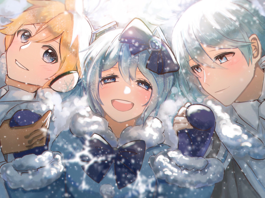 1girl 2boys blonde_hair blue_bow blue_coat blue_eyes blue_mittens blue_neckwear bow bowtie boy_sandwich coat commentary fur-trimmed_coat fur_trim gem grin hair_bow half-closed_eyes hands_up hatsune_miku headphones highres kagamine_len kaito libertyp39 light_blue_hair looking_at_another looking_at_viewer lying mittens multiple_boys on_back open_mouth sandwiched smile snow snowflake_print snowing sparkle spiked_hair vocaloid yuki_kaito yuki_len yuki_miku yuki_miku_(2012)
