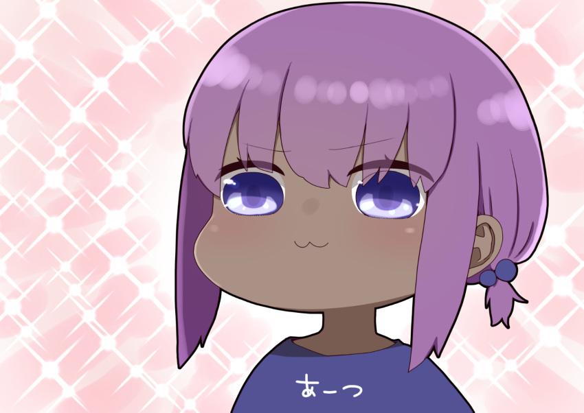 1girl :3 bangs chibi closed_mouth clothes_writing dark_skin eyebrows_visible_through_hair fate/prototype fate/prototype:_fragments_of_blue_and_silver fate_(series) hair_between_eyes hair_bobbles hair_ornament hassan_of_serenity_(fate) highres i.u.y pink_background ponytail purple_eyes purple_hair purple_shirt shirt sidelocks solo sparkle_background upper_body