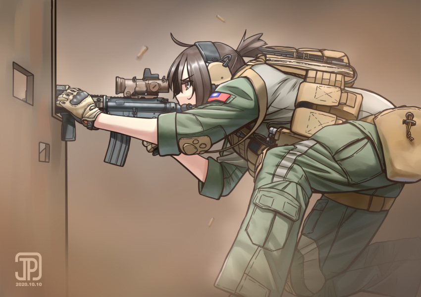 1girl aiming artist_logo assault_rifle brown_background brown_eyes brown_hair cargo_pants dated feet_out_of_frame green_jumpsuit green_pants gun headset jpc jumpsuit load_bearing_vest m4_carbine one_knee original pants radio republic_of_china_flag rifle sleeves_rolled_up solo weapon