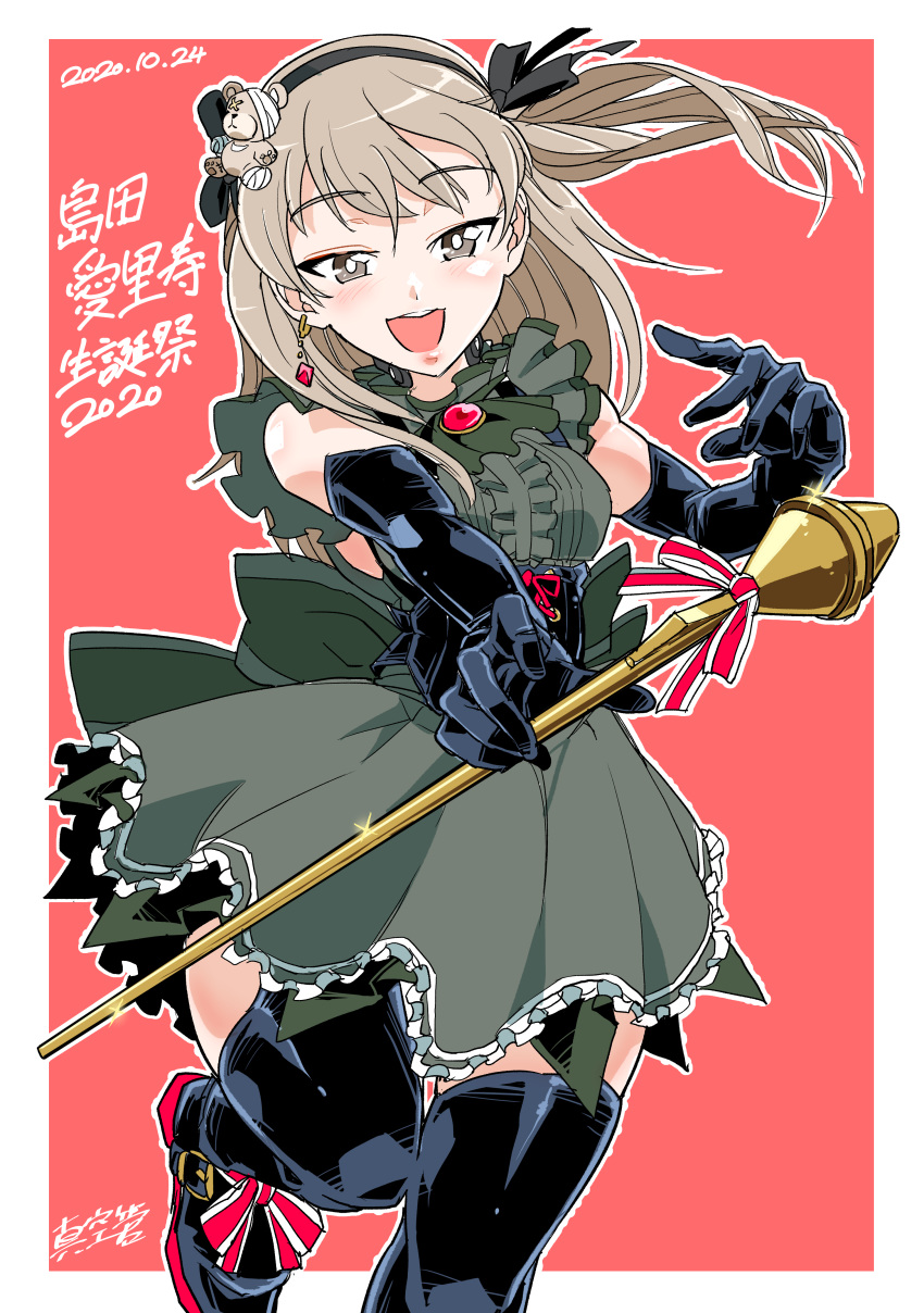 1girl :d absurdres artist_name ascot bangs bear_hair_ornament birthday black_footwear black_gloves black_legwear black_neckwear black_ribbon boko_(girls_und_panzer) boots bright_pupils brooch center_frills character_name collar commentary_request cowboy_shot dated dress earrings elbow_gloves eyebrows_visible_through_hair frilled_collar frilled_dress frills girls_und_panzer gloves grey_dress hair_ornament hair_ribbon high_collar highres holding holding_weapon jewelry leg_up light_brown_eyes light_brown_hair long_hair looking_at_viewer one_side_up open_mouth outline panzerfaust partial_commentary red_background red_ribbon ribbon shimada_arisu shinkuukan_(tetsuo3) signature single_horizontal_stripe sleeveless sleeveless_dress smile solo sparkle standing standing_on_one_leg thighhighs translated underbust weapon white_outline white_pupils