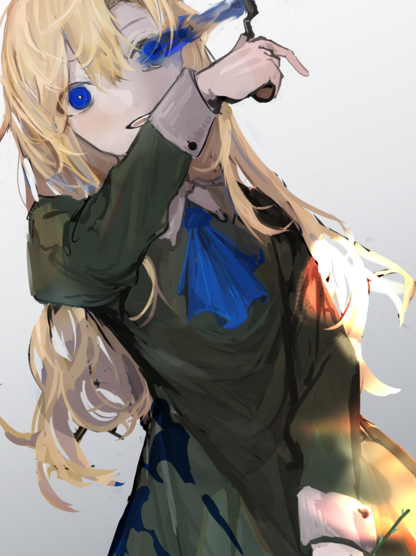 1girl ascot black_dress blonde_hair blue_ascot blue_eyes collared_dress dress eye_trail grey_background highres holding holding_knife knife light_trail long_hair long_sleeves looking_at_viewer messy_hair original palette_knife smile solo very_long_hair yandere zohyo