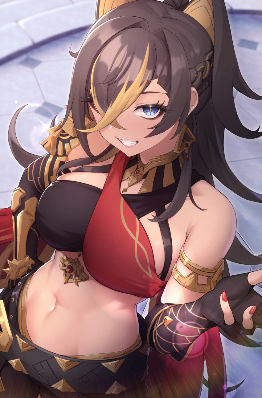 1girl absurdres armlet bare_shoulders belt black_belt blonde_hair blue_eyes breasts brown_hair commentary commentary_request dark_skin dehya_(genshin_impact) genshin_impact grin hair_intakes hand_up highres kirima_(user_danf8787) large_breasts long_hair looking_at_viewer midriff nail_polish navel red_nails smile solo stomach upper_body very_long_hair