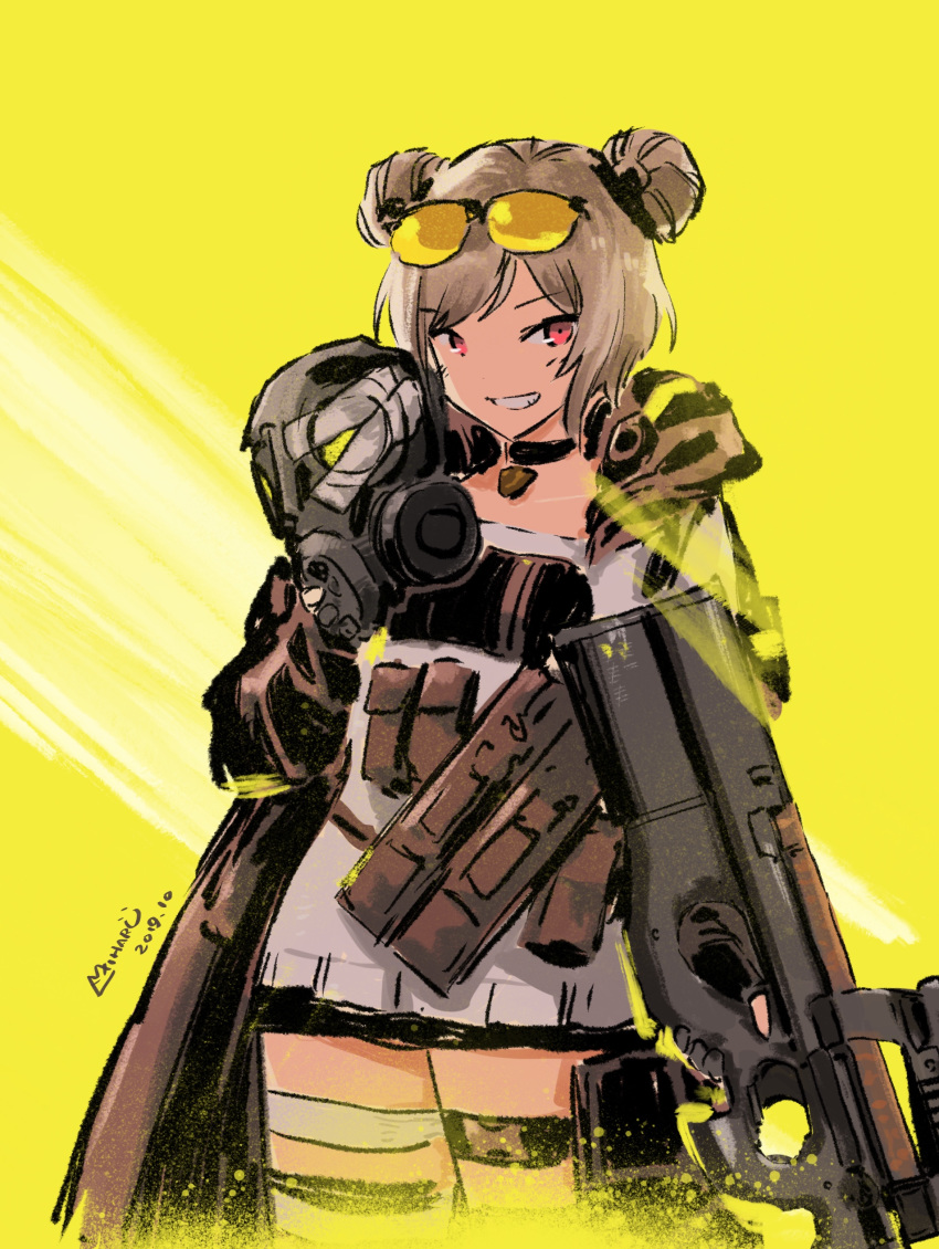 absurdres ammunition_pouch artist_name bangs black_coat black_gloves black_legwear black_skirt breastplate brown_hair bullpup chest_protector choker coat commentary_request cowboy_shot dated double_bun eyebrows eyebrows_visible_through_hair eyewear_on_head fingerless_gloves gas_mask girls_frontline glasses gloves gun hair_bun head_tilt highres holding holding_gun holding_mask holding_weapon hooded_coat jewelry long_coat long_sleeves mask miharu_(cgsky) miniskirt necklace open_clothes open_coat open_mouth p90 p90_(girls_frontline) pouch red_eyes short_hair sidelocks simple_background skirt smile submachine_gun sunglasses sweater tactical_clothes teeth thigh_pouch thigh_strap thighhighs thighs weapon white_sweater yellow_background zettai_ryouiki