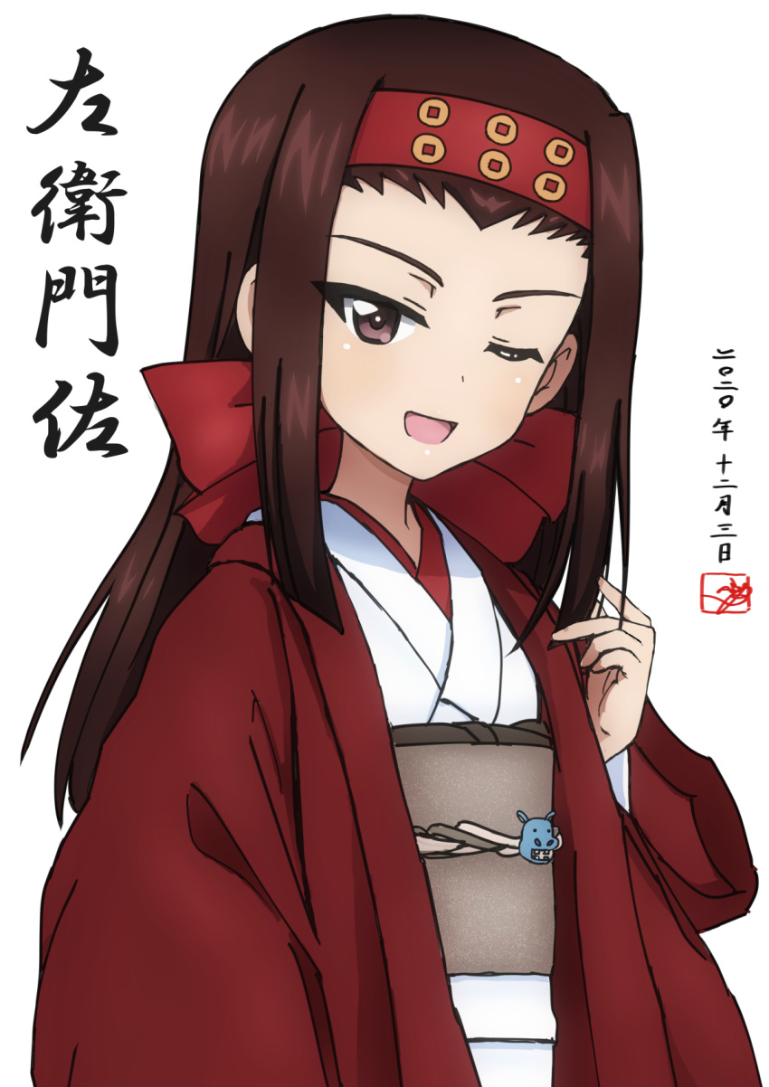 1girl artist_name bow brown_eyes brown_hair bukkuri character_name commentary dated girls_und_panzer hair_bow hand_in_hair haori headband highres hippopotamus japanese_clothes kimono long_hair long_sleeves looking_at_viewer obi one_eye_closed open_mouth red_bow red_headband saemonza_(girls_und_panzer) sash signature simple_background smile solo translated upper_body white_background white_kimono