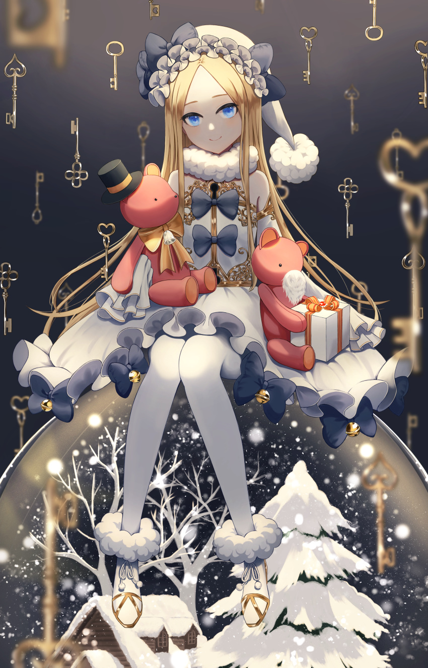 1girl abigail_williams_(fate/grand_order) absurdres bangs blonde_hair blue_eyes blush bow breasts closed_mouth fate/grand_order fate_(series) forehead hair_bow highres huge_filesize key long_hair looking_at_viewer multiple_bows pantyhose parted_bangs sidelocks sitting small_breasts smile stuffed_animal stuffed_toy teddy_bear tobi_(pixiv41237754) white_legwear