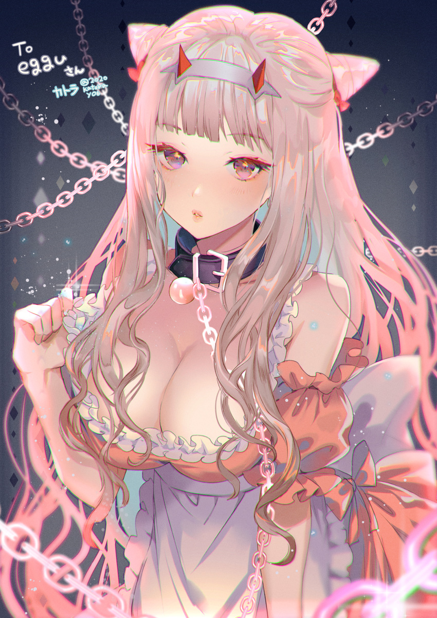 1girl apron back_bow bangs bare_shoulders blunt_bangs blush bow breasts chain cleavage collar commentary_request commission dark_background darling_in_the_franxx detached_sleeves dress eyebrows_visible_through_hair glint gradient gradient_background grey_background hanatora_yuki headpiece highres large_breasts lips long_hair looking_at_viewer orange_bow orange_dress parted_lips pink_eyes pink_hair pointy_hair puffy_short_sleeves puffy_sleeves short_sleeves skeb_commission solo upper_body very_long_hair wavy_hair white_apron white_bow zero_two_(darling_in_the_franxx)