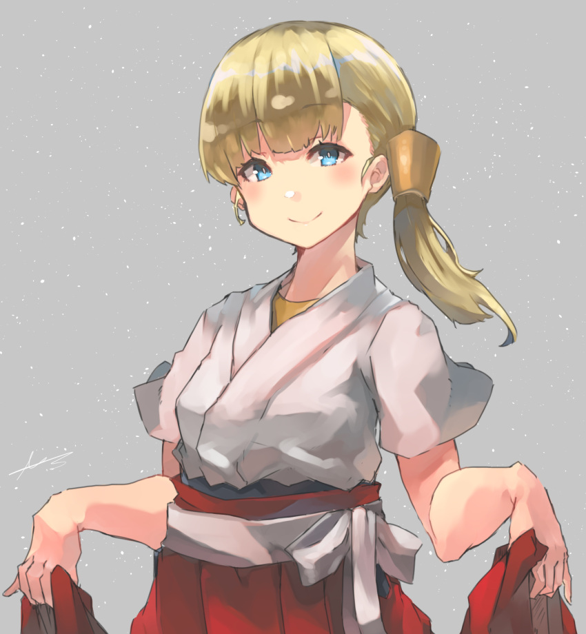 1girl blonde_hair blue_eyes blush closed_mouth eyebrows_visible_through_hair grey_background hakama hakama_lift hakama_skirt highres japanese_clothes kantai_collection long_hair red_hakama shin'you_(kantai_collection) short_sleeves side_ponytail signature smile solo sunday_aki