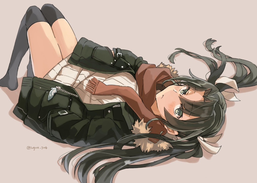1girl black_legwear brown_background brown_scarf eyebrows_visible_through_hair fringe_trim fur-trimmed_jacket fur_trim green_eyes green_hair green_jacket hair_between_eyes hair_ribbon jacket kantai_collection long_hair long_sleeves ribbed_sweater ribbon scarf simple_background solo sugue_tettou sweater thighhighs twitter_username white_ribbon white_sweater zuikaku_(kantai_collection)