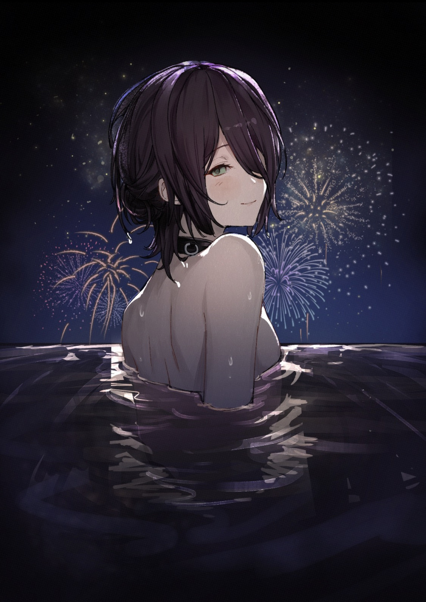 1girl aerial_fireworks back black_choker blush breasts chainsaw_man chinese_commentary choker commentary completely_nude fireworks from_behind green_eyes hair_over_one_eye half-closed_eyes half_updo highres in_water long_bangs looking_at_viewer looking_back median_furrow medium_hair night night_sky nude one_eye_covered partially_submerged purple_hair reze_(chainsaw_man) shoulder_blades sky small_breasts smile solo upper_body wet wet_hair yiban_luguo_tongren_nu