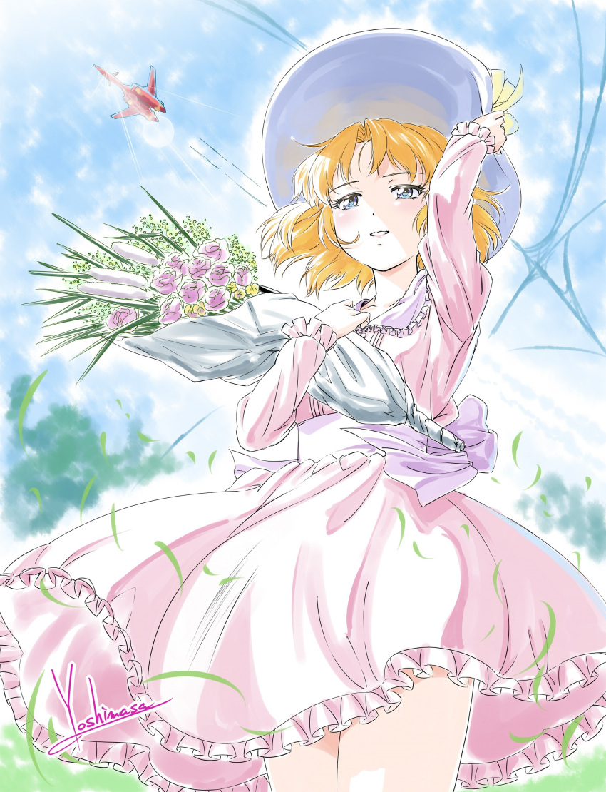 1girl absurdres adjusting_clothes adjusting_headwear blonde_hair blue_eyes bouquet dress fire_valkyrie flower_girl_(macross_7) hat highres holding holding_bouquet looking_to_the_side macross macross_7 mecha pink_dress robot short_hair signature sky solo standing sun_hat vf-19 yoshinaga_masahiro