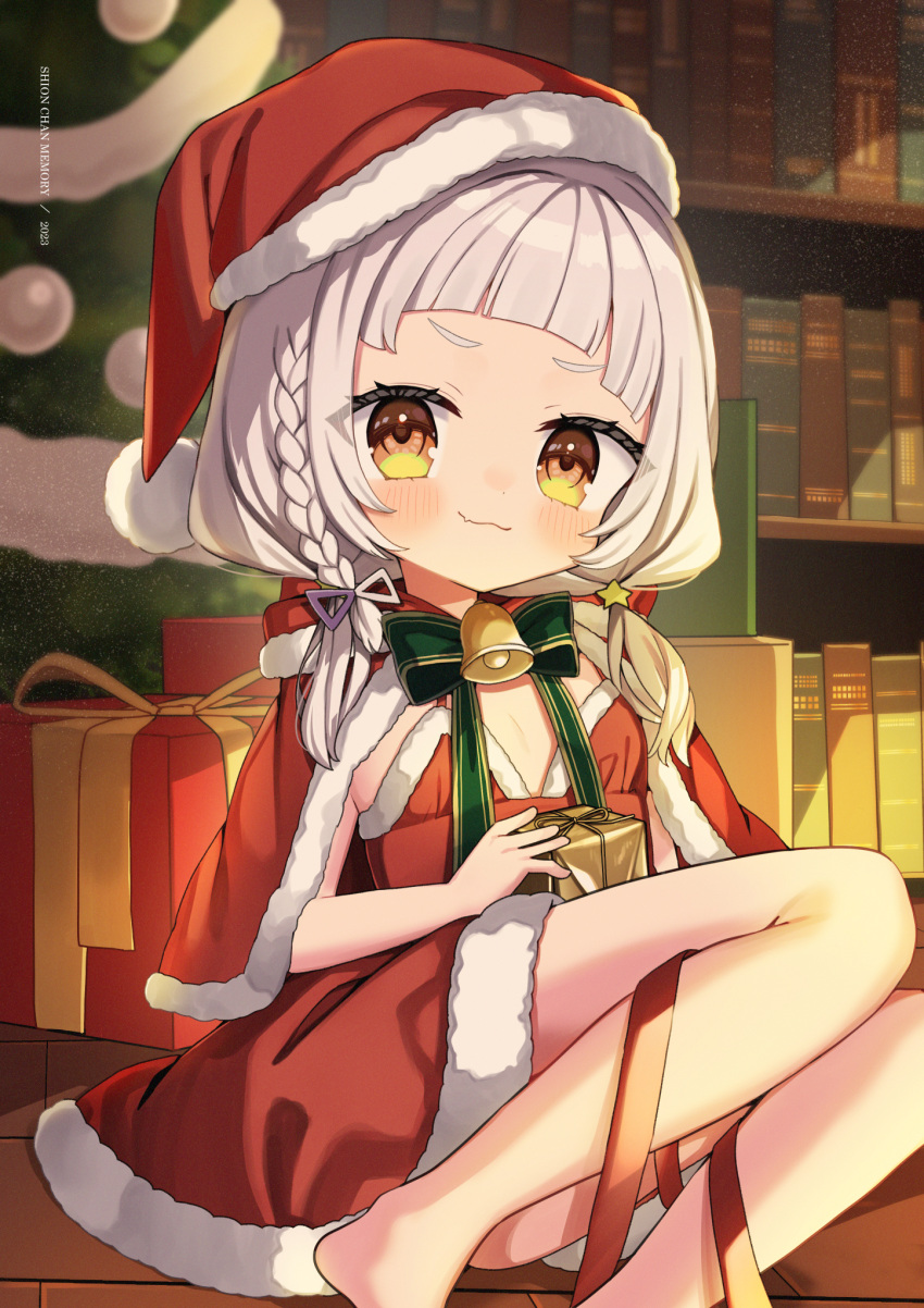 &gt;:) 1girl aged_down alternate_costume arched_bangs barefoot blush box braid capelet christmas_tree closed_mouth dress fang fang_out fur-trimmed_capelet fur_trim gift gift_box grey_hair hat highres holding holding_box hololive long_hair looking_at_viewer low_twintails murasaki_shion noi_mine red_capelet red_dress red_headwear santa_costume santa_dress santa_hat side_braid skin_fang solo sunset twintails v-shaped_eyebrows virtual_youtuber yellow_eyes