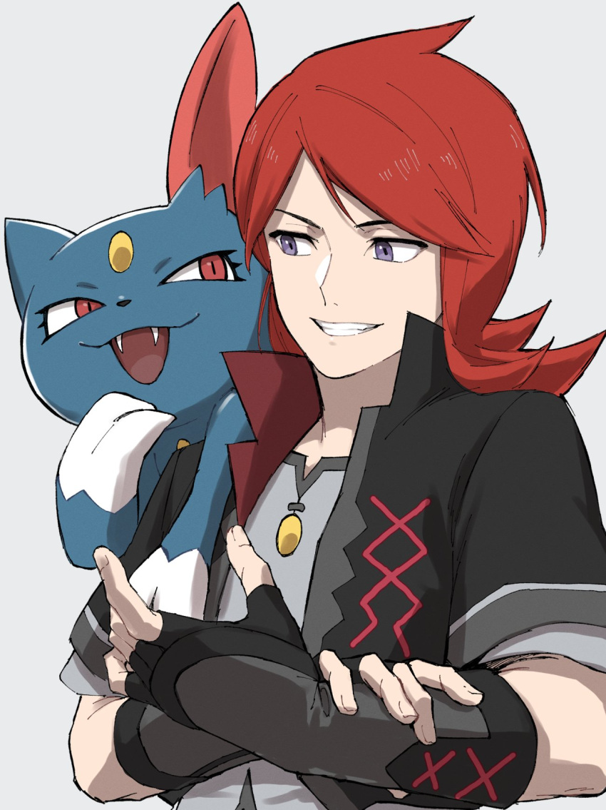 1boy black_gloves black_jacket commentary_request cowlick fingerless_gloves gloves grey_background grey_eyes grey_shirt grin highres jacket long_hair male_focus mocollie official_alternate_costume pokemon pokemon_(creature) pokemon_masters_ex pokemon_on_back red_hair shirt silver_(pokemon) silver_(sygna_suit)_(pokemon) smile sneasel teeth upper_body