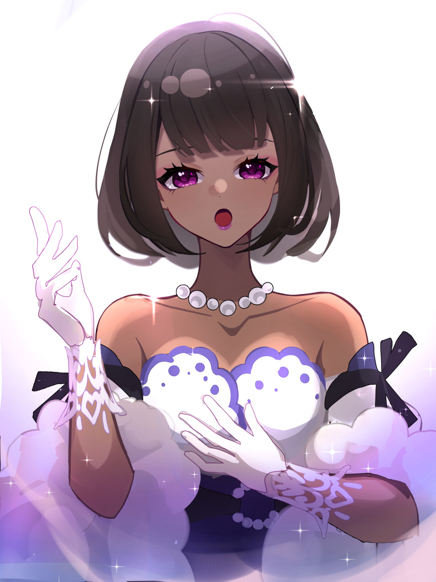 1girl absurdres bare_shoulders blunt_bangs bob_cut brown_hair cocona_(honkai:_star_rail) collarbone dark-skinned_female dark_skin detached_sleeves dress eyeshadow gloves hand_on_own_chest hand_up highres honkai:_star_rail honkai_(series) jewelry lace-trimmed_gloves lace_trim makeup medium_hair music necklace open_mouth pearl_necklace pink_eyeshadow purple_eyes purple_lips singing sparkle strapless strapless_dress white_gloves zhijing_niao